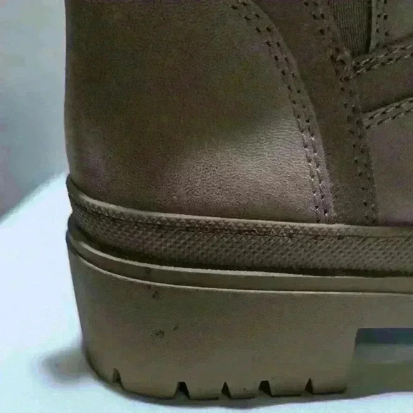 Lucky Brand Eabile Light Brown Leather Chelsea Chunky Lug Ankle Boots - Picture 12 of 13